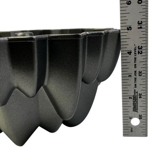 Wilton Dimensions Cascade Bundt Cake Pan Nonstick Heavy Cast Aluminum 10 Cup - Picture 9 of 10
